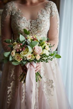 Gelinin elindeki buket, düğün töreninden önce hazırlanan kadın.