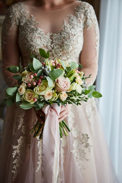 Gelinin elindeki buket, düğün töreninden önce hazırlanan kadın.