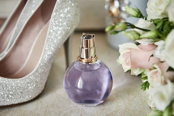 Acessórios Noiva Tais Como Sapatos Buquê Anel Parfume Uma Mesa — Fotografia de Stock
