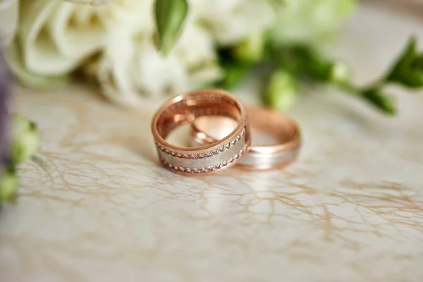 結婚指輪はブライダル花束の近くにある — ストック写真