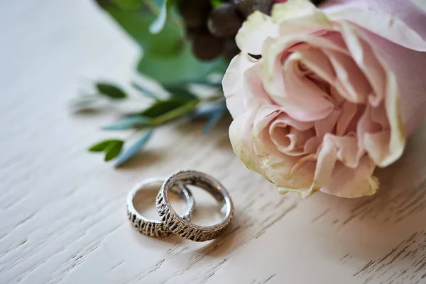 Anillos Boda Encuentran Mesa Madera —  Fotos de Stock