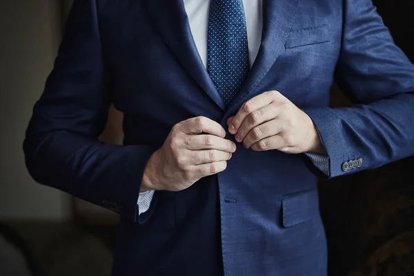 Empresário Usa Uma Jaqueta Mãos Masculinas Close Noivo Preparando Pela — Fotografia de Stock