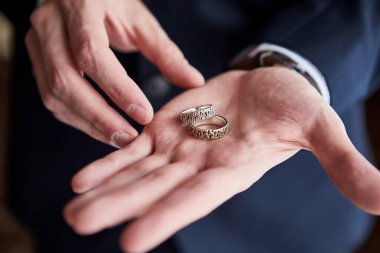 Adam alyans tutuyor, damat törenden önce hazırlanıyor.