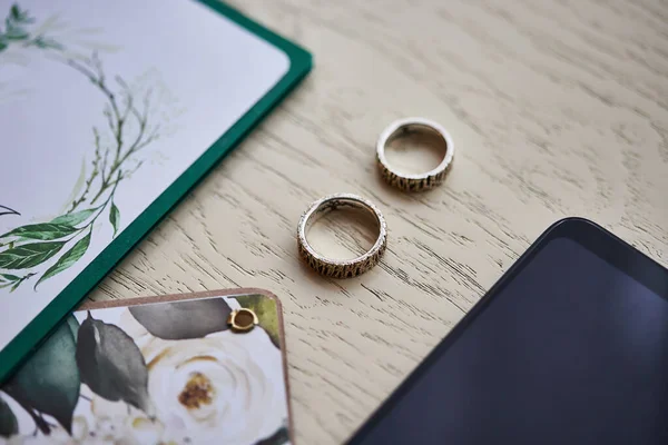 Anillos Boda Encuentran Mesa Madera — Foto de Stock