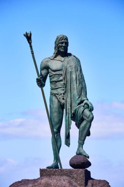 CANDELARIA, TENERIFE, CANARY, SPAIN - 15 Mayıs 2018: guanches heykelleri Plaza de la Patrona de Canarias 'tadır. Candelaria, Afrika kıtasında bulunan Tenerife devletinde bir şehirdir.