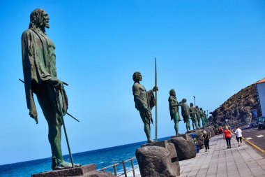 CANDELARIA, TENERIFE, CANARY, SPAIN - 15 Mayıs 2018: guanches heykelleri Plaza de la Patrona de Canarias 'tadır. Candelaria, Afrika kıtasında bulunan Tenerife devletinde bir şehirdir.