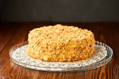 Geleneksel taze Napolyon pastası ahşap arka planda