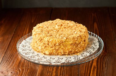 Geleneksel taze Napolyon pastası ahşap arka planda