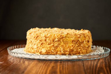 Geleneksel taze Napolyon pastası ahşap arka planda