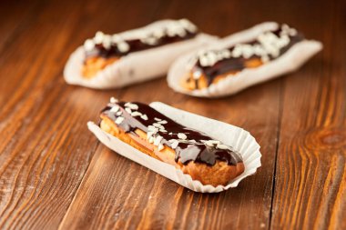 Geleneksel taze tatlı, ahşap arka planda çikolatalı.