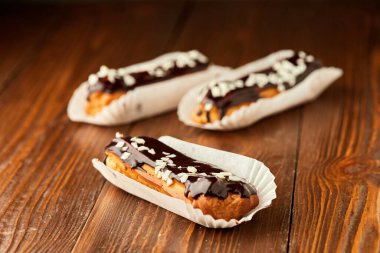 Geleneksel taze tatlı, ahşap arka planda çikolatalı.