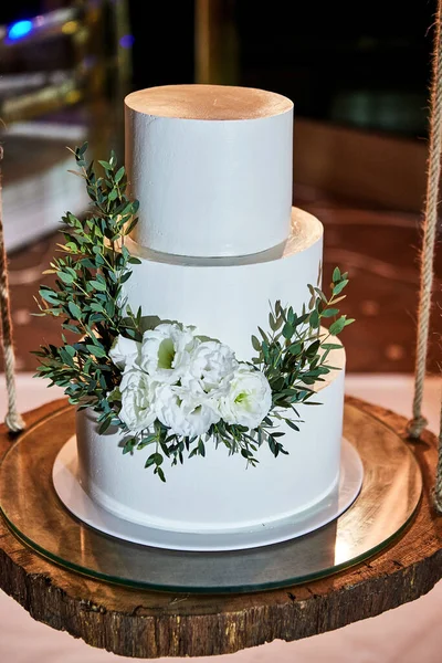 Γαμήλια Εορταστική Πολυώροφη Τούρτα Λευκό Τόνο Διακοσμημένη Όμορφα Λουλούδια — Φωτογραφία Αρχείου