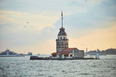 ISTANBUL / TURKEY - 11 Ekim 2019: İstanbul, Türkiye 'nin sembolü Leander' in Kulesi olarak da bilinen ünlü Bakire Kulesi (Kiz Kulesi) ile Boğaz 'da yakıcı gün batımı