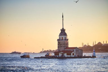 ISTANBUL / TURKEY - 11 Ekim 2019: İstanbul, Türkiye 'nin sembolü Leander' in Kulesi olarak da bilinen ünlü Bakire Kulesi (Kiz Kulesi) ile Boğaz 'da yakıcı gün batımı