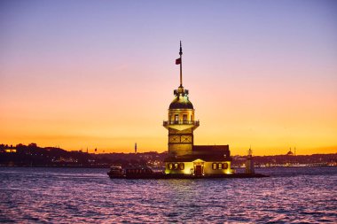 ISTANBUL / TURKEY - 11 Ekim 2019: İstanbul, Türkiye 'nin sembolü Leander' in Kulesi olarak da bilinen ünlü Bakire Kulesi (Kiz Kulesi) ile Boğaz 'da yakıcı gün batımı