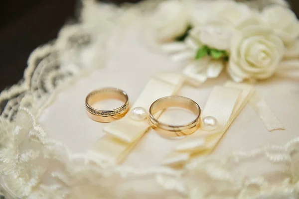 Anéis Casamento Jazem Travesseiro — Fotografia de Stock