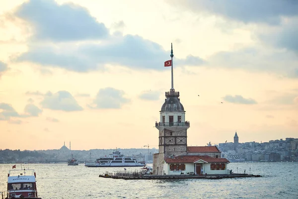 イスタンブール トルコ 10月11 2019 有名な乙女の塔 トルコ語でKiz Kulesi とボスポラスの上の火の夕日もレンダーズタワー イスタンブール トルコのシンボルとして知られています — ストック写真