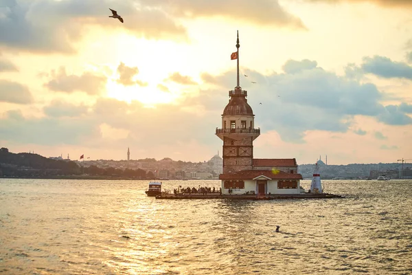 ISTANBUL / TURKEY - 11 Ekim 2019: İstanbul, Türkiye 'nin sembolü Leander' in Kulesi olarak da bilinen ünlü Bakire Kulesi (Kiz Kulesi) ile Boğaz 'da yakıcı gün batımı