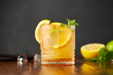 Limon, nane ve buzlu limonata ile taze yaz kokteyli.