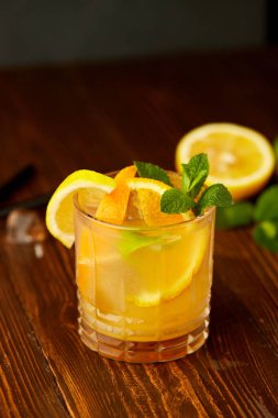 Limon, nane ve buzlu limonata ile taze yaz kokteyli.