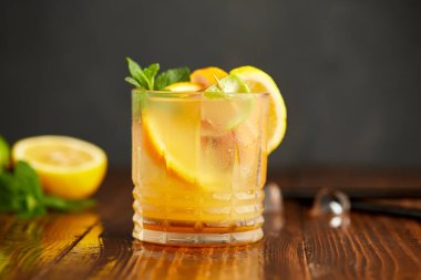 Limon, nane ve buzlu limonata ile taze yaz kokteyli.