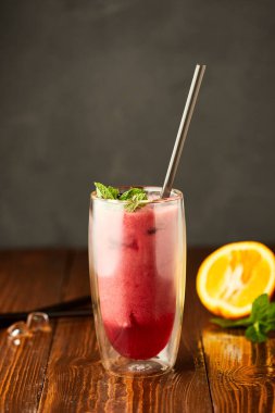 Naneli böğürtlen püresi ve ahşap arka planda taze böğürtlen.