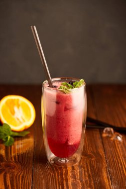 Naneli böğürtlen püresi ve ahşap arka planda taze böğürtlen.