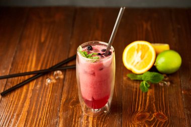 Naneli böğürtlen püresi ve ahşap arka planda taze böğürtlen.