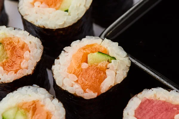 Vários Tipos Conjunto Rolo Sushi Servido Placa Corte Comida Japonesa — Fotografia de Stock