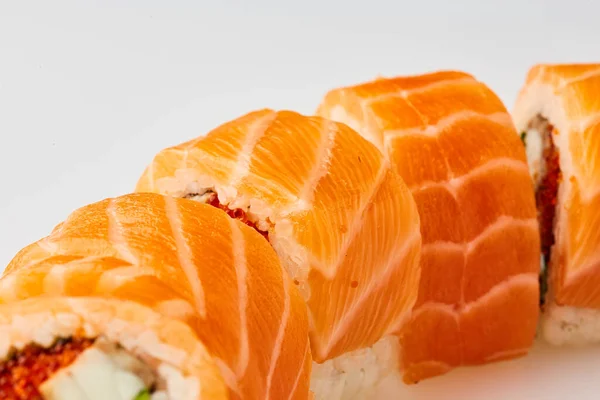 Filadelfia Arrotolare Sushi Con Salmone Avocado Crema Formaggio Cibo Giapponese — Foto Stock