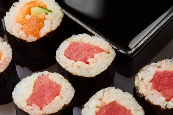Vários Tipos Conjunto Rolo Sushi Servido Placa Corte Comida Japonesa — Fotografia de Stock