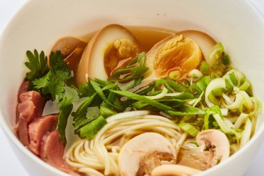 Dana eti, yumurta ve soğanlı Japon ramen çorbası. Geleneksel Asya yemeği.
