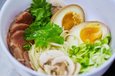 Dana eti, yumurta ve soğanlı Japon ramen çorbası. Geleneksel Asya yemeği.
