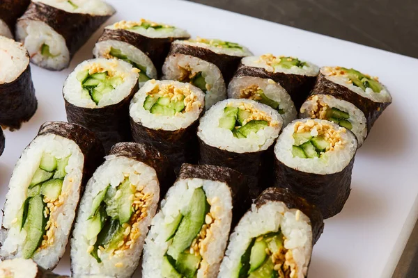 Varios Tipos Juego Rollos Sushi Servidos Tabla Cortar Comida Japonesa — Foto de Stock