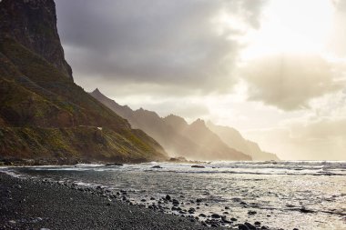 Beniho (Benijo Sahili) - Güneşin batışındaki güzel siyah volkanik kumsal kayalıkların manzarasıyla. Tenerife 'nin kuzeyinde. Kanarya Adaları. İspanya