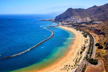 Santa Cruz de Tenerife yakınlarındaki ünlü Playa de las Teresitas plajının panoramik manzarası Mirador, Tenerife, İspanya
