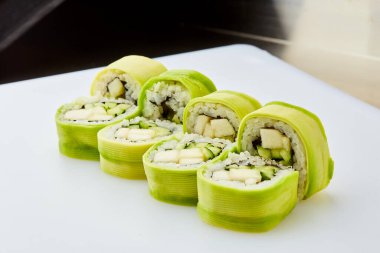 Salatalıklı vejetaryen suşi, avokado ve armut beyaz arka planda.