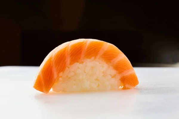 Sushi Clássico Com Salmão Sobre Fundo Branco Cozinha Tradicional Japonesa — Fotografia de Stock