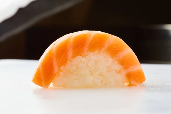 Sushi Clássico Com Salmão Sobre Fundo Branco Cozinha Tradicional Japonesa — Fotografia de Stock