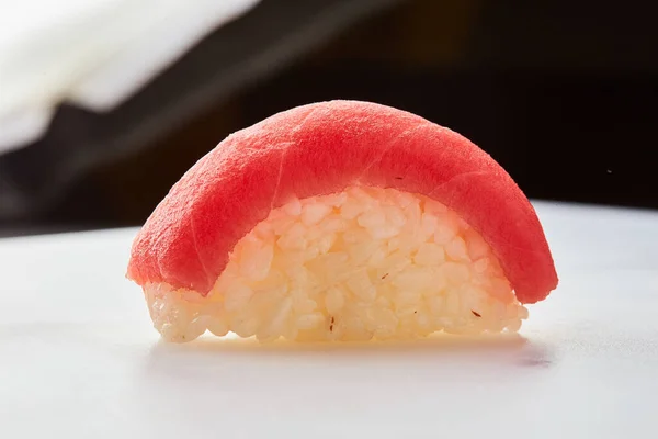 Sushi Clássico Com Atum Sobre Fundo Branco Cozinha Tradicional Japonesa — Fotografia de Stock