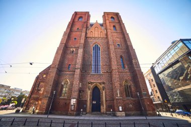 WROCLAW, POLAND - 11 Mayıs 2019: St.Mary Magdalene Gotik Kilisesi, Wroclaw 'da merkez pazar meydanı yakınlarındaki Polonya ulusal katolik katedrali