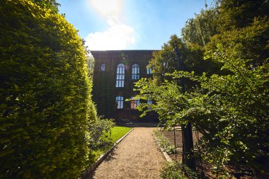 WROCLAW, POLAND - 11 Mayıs 2019: Wroclaw, Polonya 'daki Üniversitenin Botanik Bahçesi. Bahçe Katedral Adası 'nda (Ostrow Tumski) inşa edilmiştir..