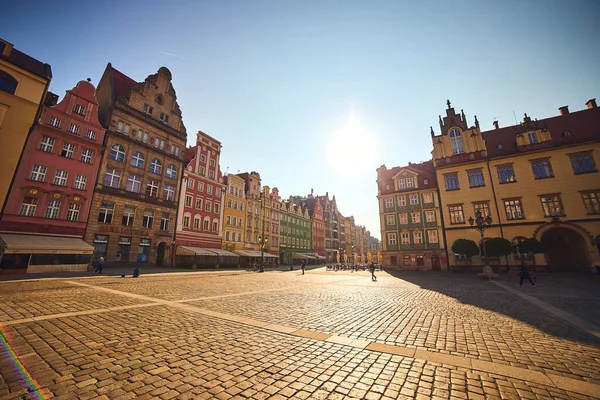 波兰弗罗茨拉夫 2019年5月11日 波兰弗罗茨拉夫市集广场的旧市政厅和多彩的房屋 — 图库照片