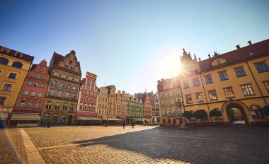 Wroclaw, Polonya - 11 Mayıs 2019: Wroclaw, Polonya 'daki Eski Belediye Binası ve Renkli Evler 