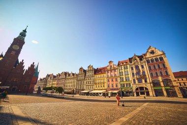 Wroclaw, Polonya - 11 Mayıs 2019: Wroclaw, Polonya 'daki Eski Belediye Binası ve Renkli Evler 