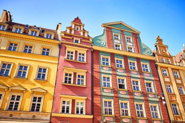 Wroclaw, Polonya 'daki pazar meydanındaki renkli evler