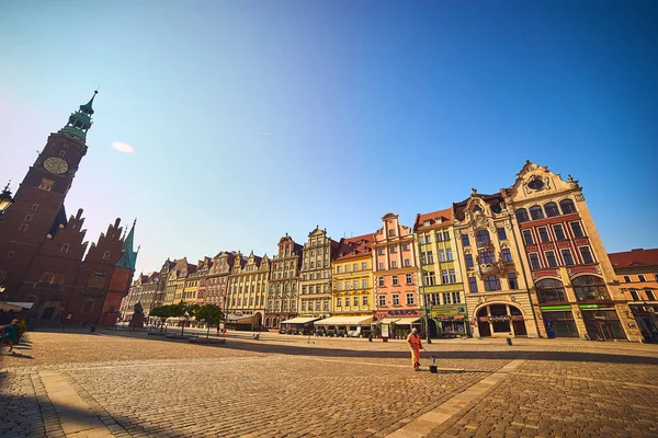 波兰弗罗茨拉夫 2019年5月11日 波兰弗罗茨拉夫市集广场的旧市政厅和多彩的房屋 — 图库照片