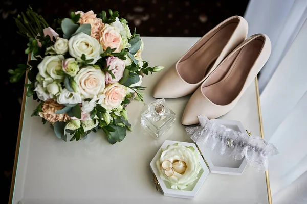 Bruids Accessoires Zoals Schoenen Boeket Ring Parfum Een Tafel — Stockfoto