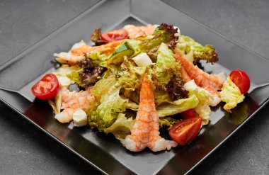 Taze deniz ürünleri salatası karideslerle servis edilir. )
