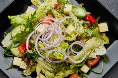 Peynirli taze sebze Yunan salatası.